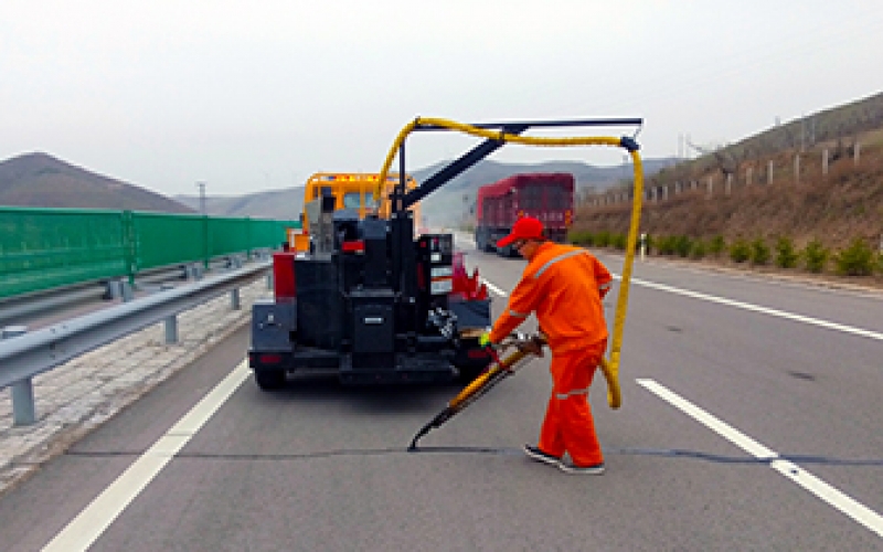 How To Correctly Understand Asphalt Pavement Crack Sealing