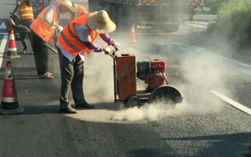 National and provincial road pavement disease repair in summer
